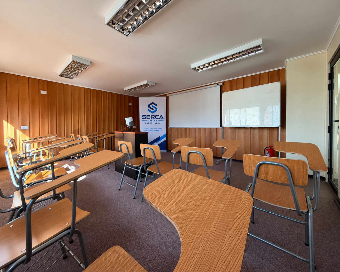 Sala de clases equipada en Benavente 315